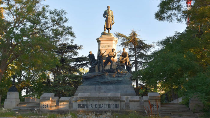 Памятник Э. И. Тотлебену на Историческом бульваре Памятник Э. И. Тотлебену на Историческом бульваре
