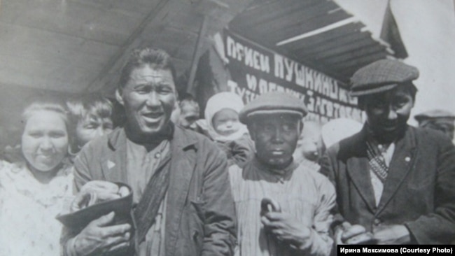 Эвенки на ярмарке в Нарыме. 1936 г Эвенки на ярмарке в Нарыме. 1936 г