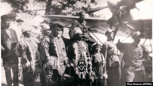 Эвенки фотографируются у гидросамолёта. С. Максимкин Яр на р. Кети. Конец 1930-х гг. Эвенки фотографируются у гидросамолёта. С. Максимкин Яр на р. Кети. Конец 1930-х гг.