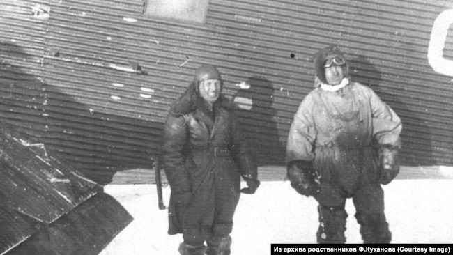 Куканов во время спасения дальстроевцев (слева) Куканов во время спасения дальстроевцев (слева)
