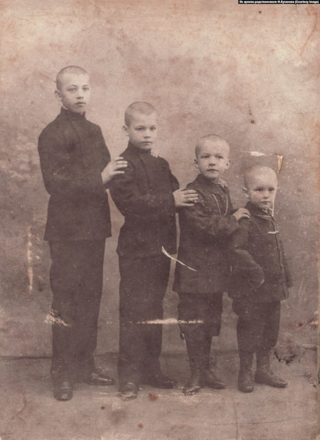 1908 год, с братьями. Федор – самый младший 1908 год, с братьями. Федор – самый младший