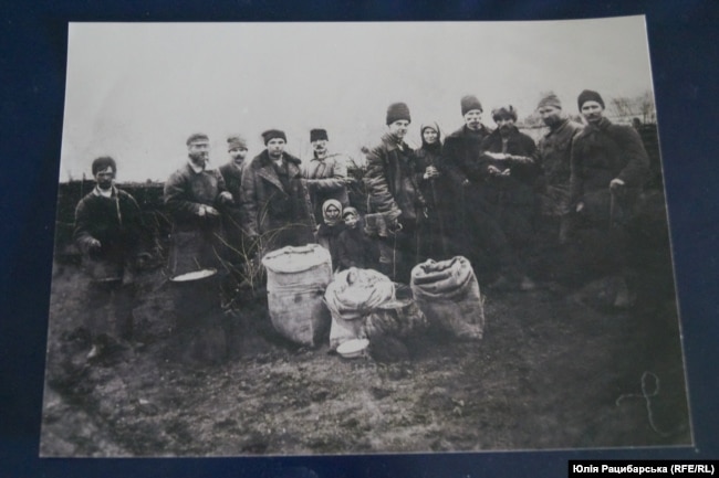 Принудительное изъятие зерна у крестьян села Могильное, 1932 год Принудительное изъятие зерна у крестьян села Могильное, 1932 год